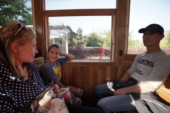 В Мариуполе запустили в регулярное пассажирское сообщение ленинградский ретротрамвай