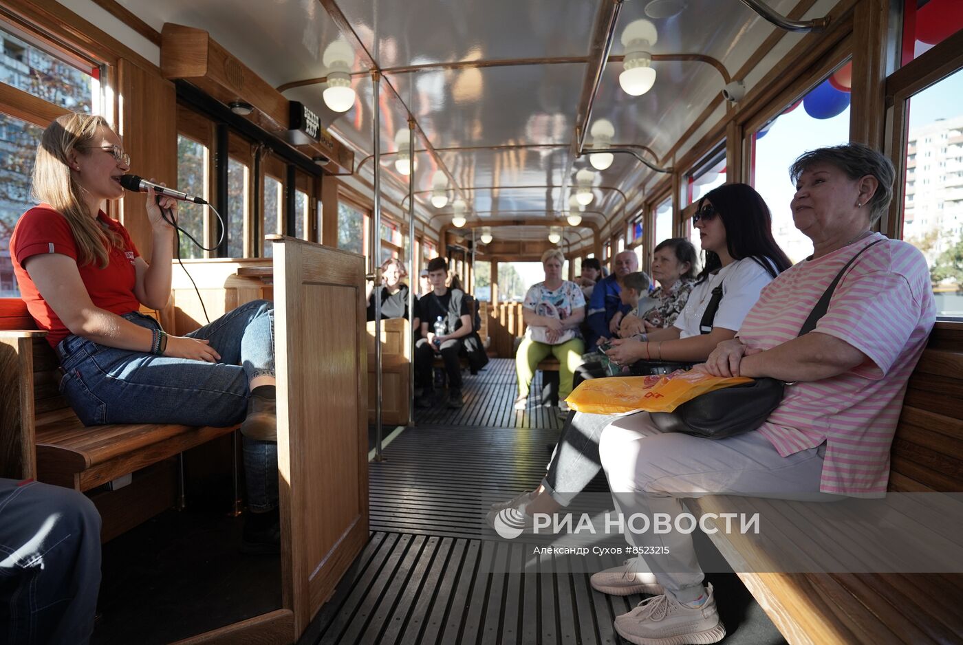 В Мариуполе запустили в регулярное пассажирское сообщение ленинградский ретротрамвай