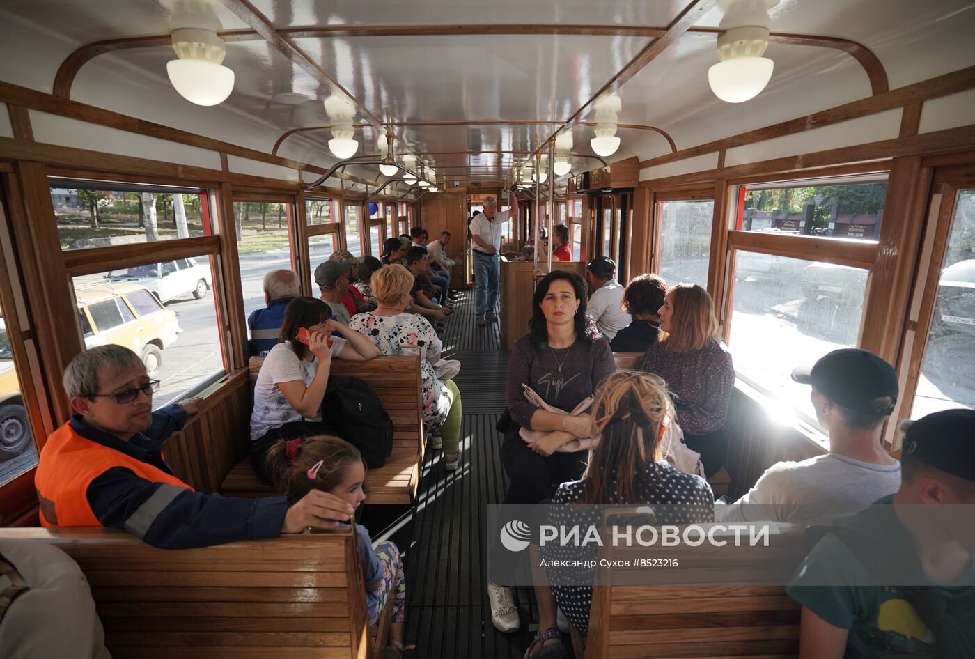 В Мариуполе запустили в регулярное пассажирское сообщение ленинградский ретротрамвай