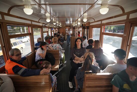 В Мариуполе запустили в регулярное пассажирское сообщение ленинградский ретротрамвай