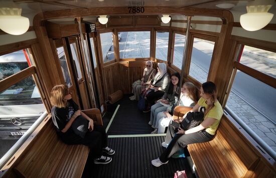 В Мариуполе запустили в регулярное пассажирское сообщение ленинградский ретротрамвай