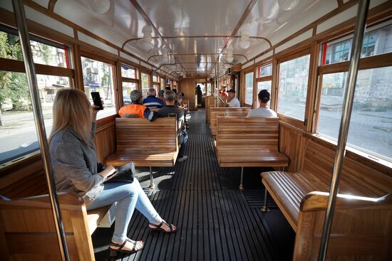 В Мариуполе запустили в регулярное пассажирское сообщение ленинградский ретротрамвай