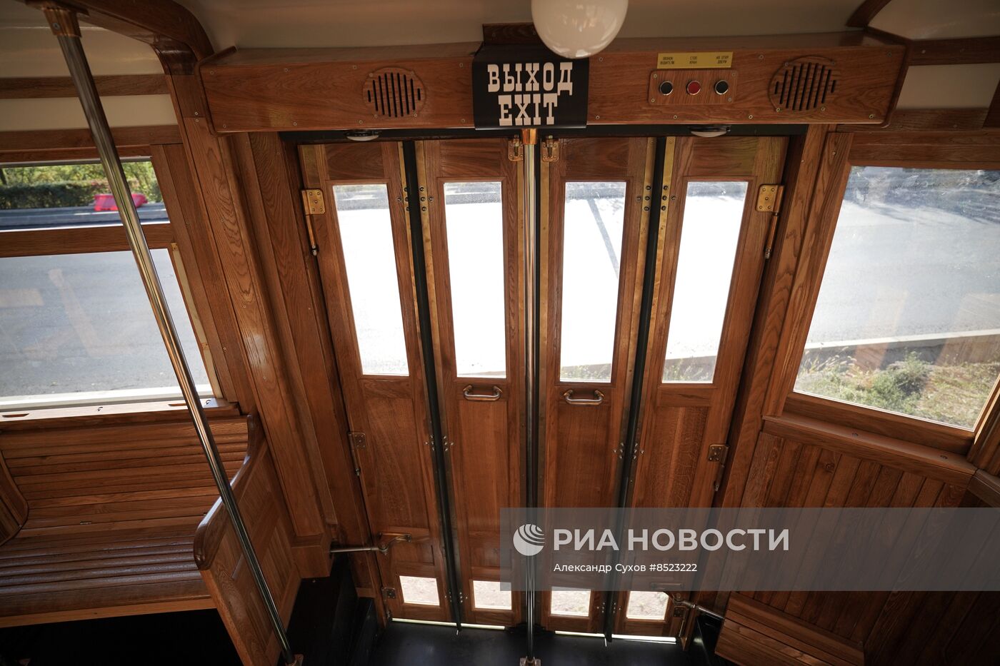 В Мариуполе запустили в регулярное пассажирское сообщение ленинградский ретротрамвай