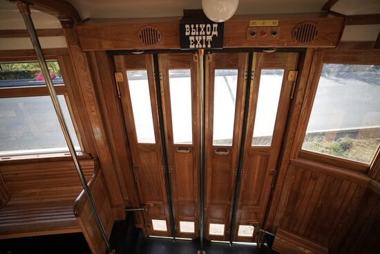 В Мариуполе запустили в регулярное пассажирское сообщение ленинградский ретротрамвай