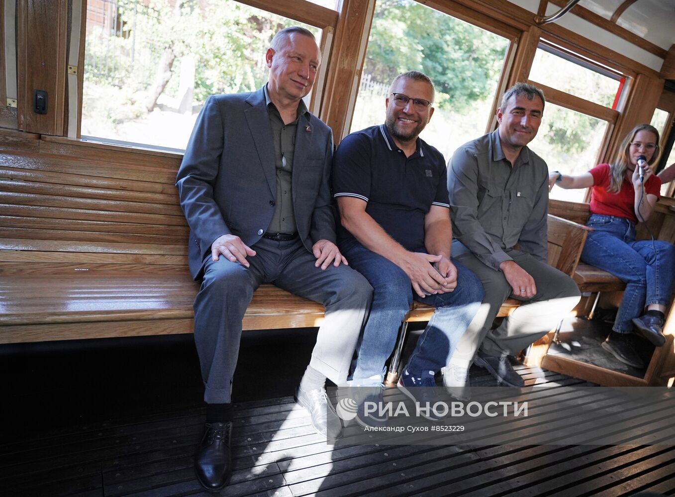 В Мариуполе запустили в регулярное пассажирское сообщение ленинградский ретротрамвай