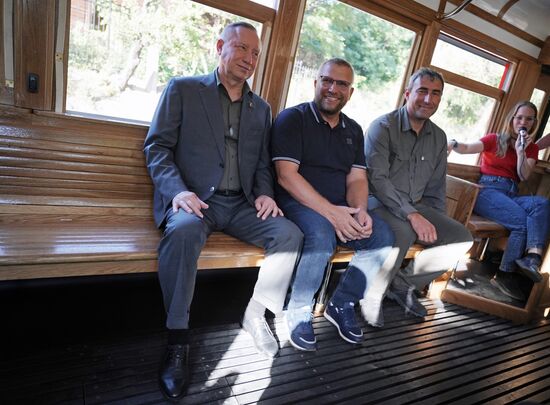 В Мариуполе запустили в регулярное пассажирское сообщение ленинградский ретротрамвай