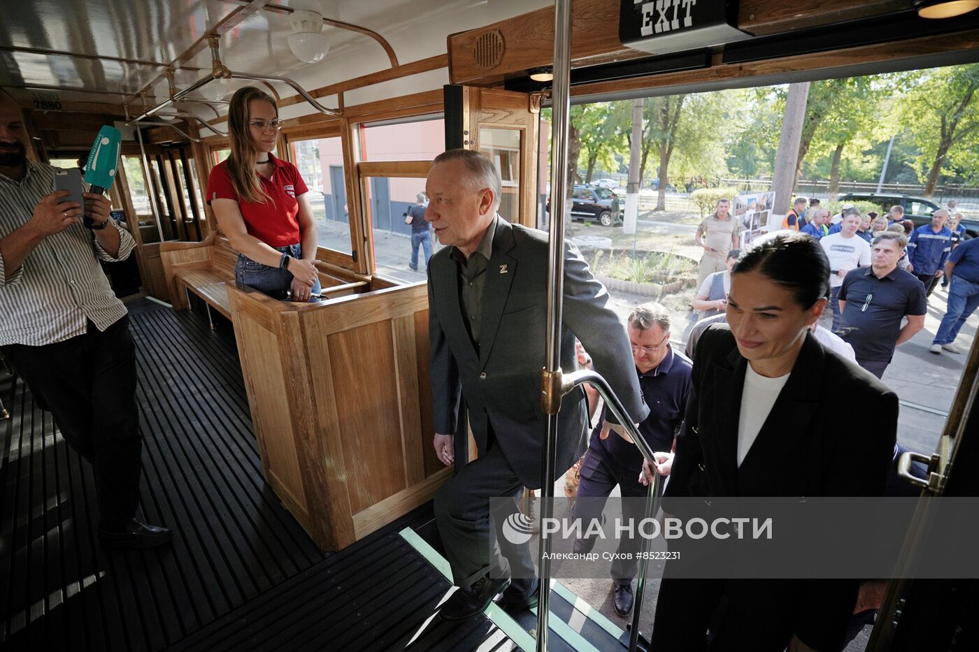 В Мариуполе запустили в регулярное пассажирское сообщение ленинградский ретротрамвай