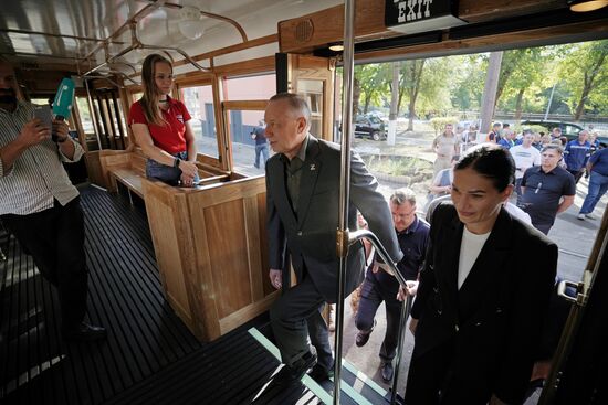 В Мариуполе запустили в регулярное пассажирское сообщение ленинградский ретротрамвай