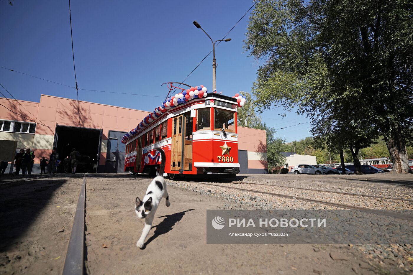 В Мариуполе запустили в регулярное пассажирское сообщение ленинградский ретротрамвай