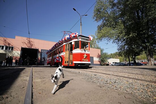 В Мариуполе запустили в регулярное пассажирское сообщение ленинградский ретротрамвай