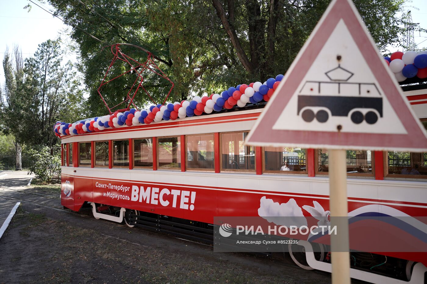В Мариуполе запустили в регулярное пассажирское сообщение ленинградский ретротрамвай