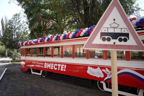 В Мариуполе запустили в регулярное пассажирское сообщение ленинградский ретротрамвай