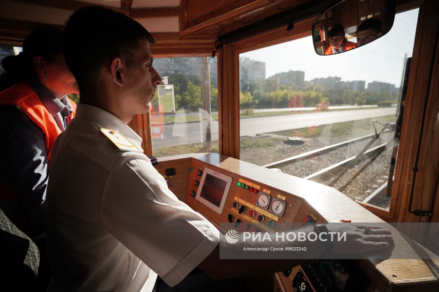 В Мариуполе запустили в регулярное пассажирское сообщение ленинградский ретротрамвай