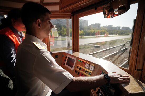 В Мариуполе запустили в регулярное пассажирское сообщение ленинградский ретротрамвай