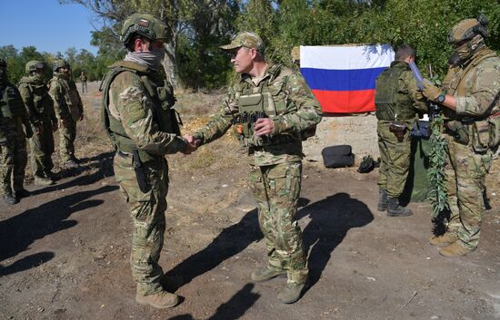 Полевое награждение морпехов ЧФ в Запорожской области