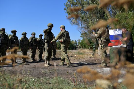 Полевое награждение морпехов ЧФ в Запорожской области