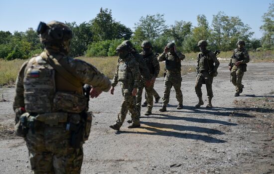 Полевое награждение морпехов ЧФ в Запорожской области