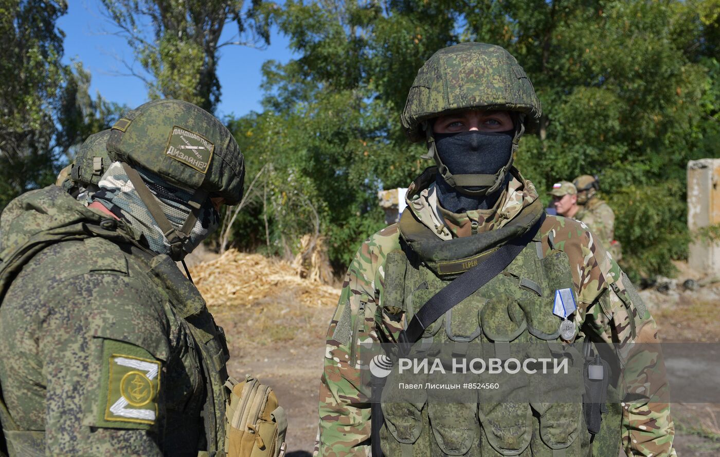 Полевое награждение морпехов ЧФ в Запорожской области