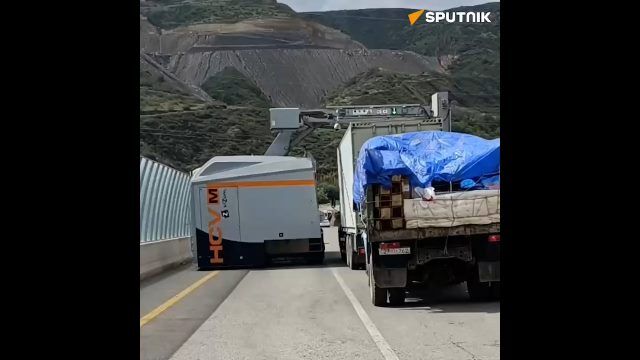 На ППП "Лачин" автомобили проверяют мобильным рентгеновским аппаратом