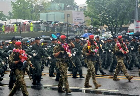 В Южной Корее прошел первый за десять лет военный парад