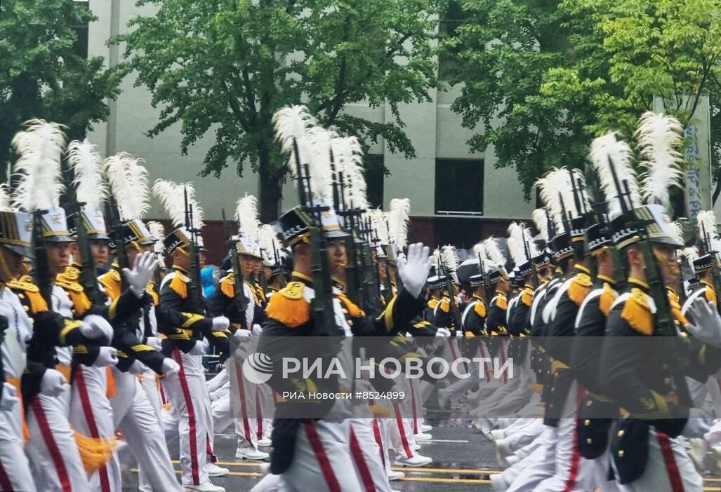 В Южной Корее прошел первый за десять лет военный парад