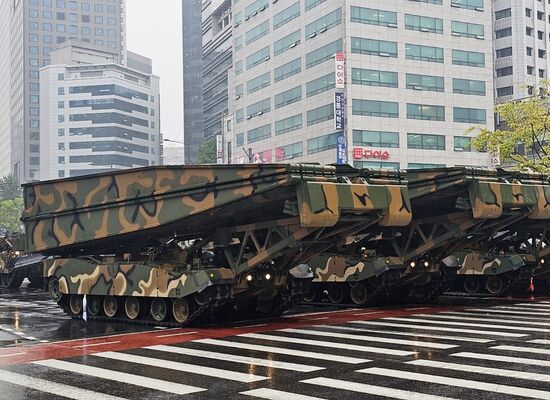 В Южной Корее прошел первый за десять лет военный парад