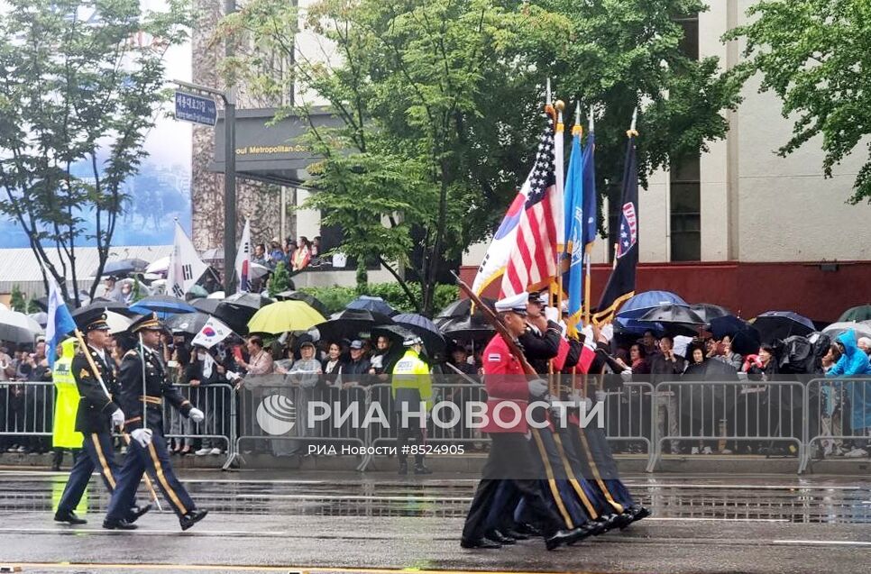 В Южной Корее прошел первый за десять лет военный парад