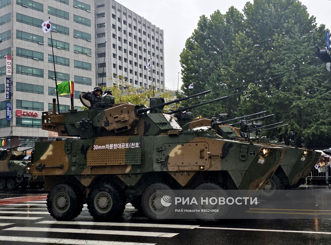 В Южной Корее прошел первый за десять лет военный парад