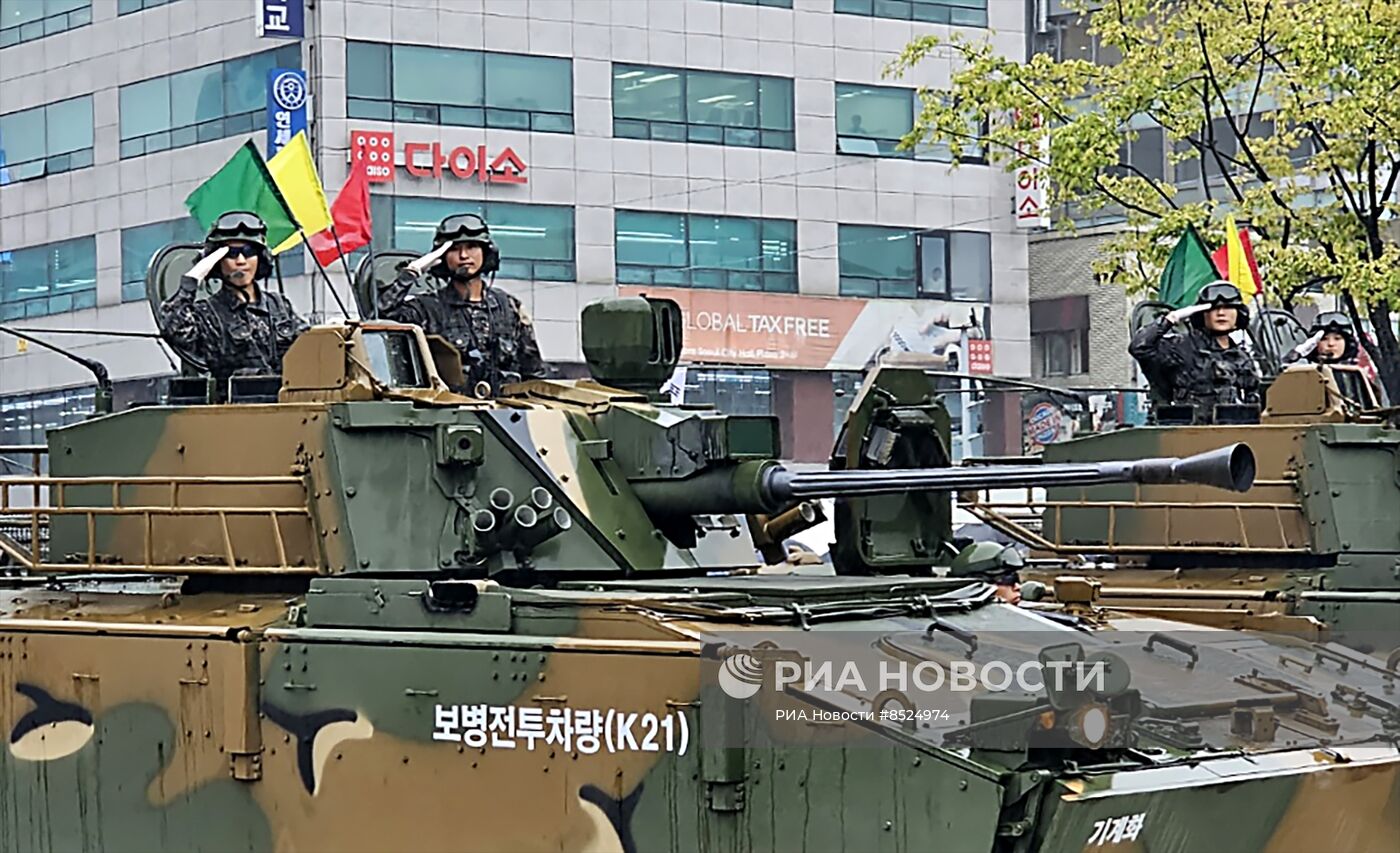 В Южной Корее прошел первый за десять лет военный парад