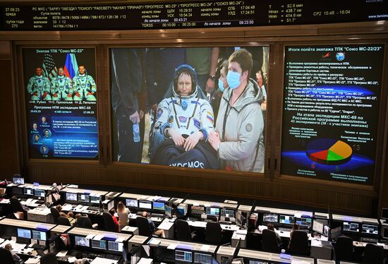 Экипаж годовой экспедиции вернулся с МКС на Землю на корабле "Союз МС-23"