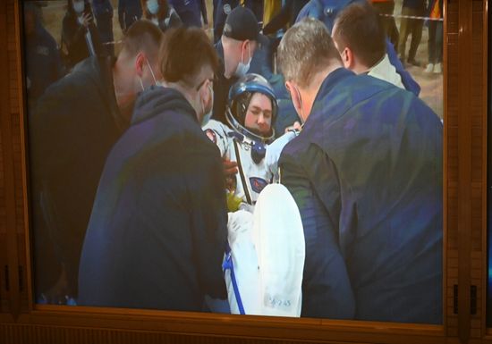 Экипаж годовой экспедиции вернулся с МКС на Землю на корабле "Союз МС-23"