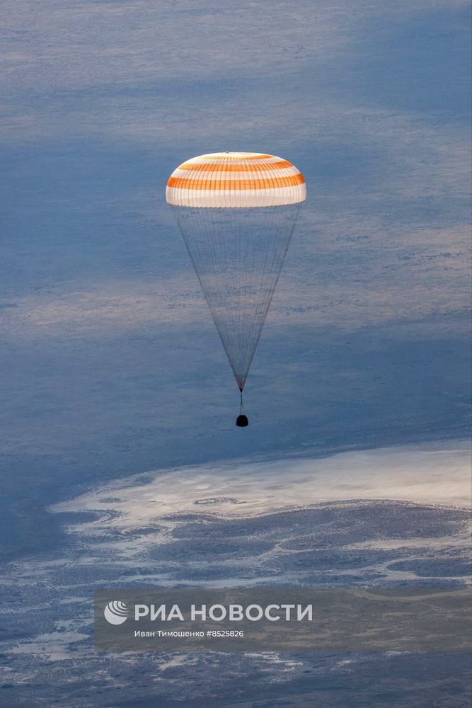 Экипаж годовой экспедиции вернулся с МКС на Землю на корабле "Союз МС-23"