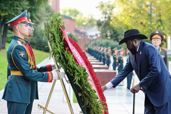 Президент Южного Судана Салва Киир возложил цветы к Могиле Неизвестного Солдата
