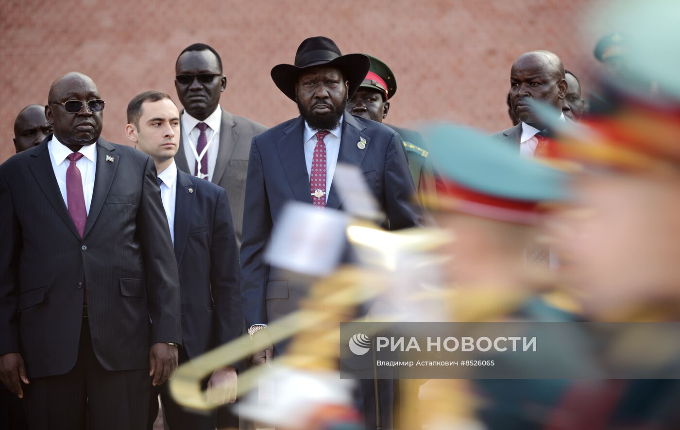 Президент Южного Судана Салва Киир возложил цветы к Могиле Неизвестного Солдата