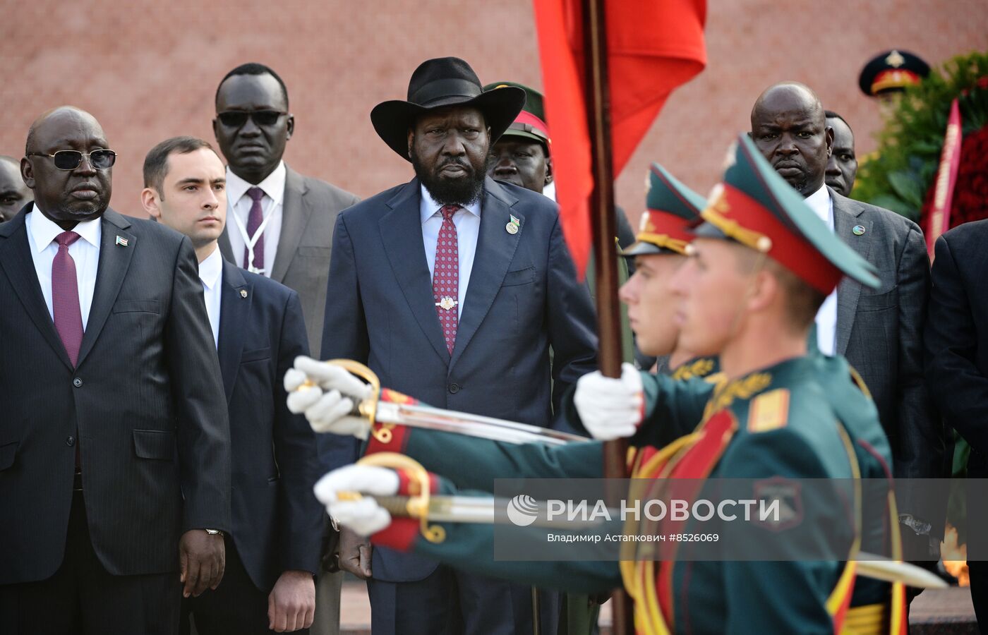 Президент Южного Судана Салва Киир возложил цветы к Могиле Неизвестного Солдата