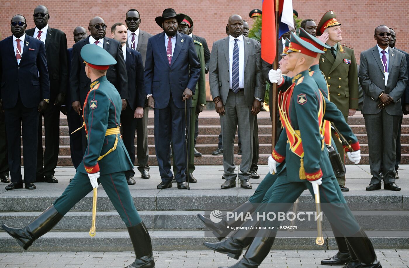 Президент Южного Судана Салва Киир возложил цветы к Могиле Неизвестного Солдата