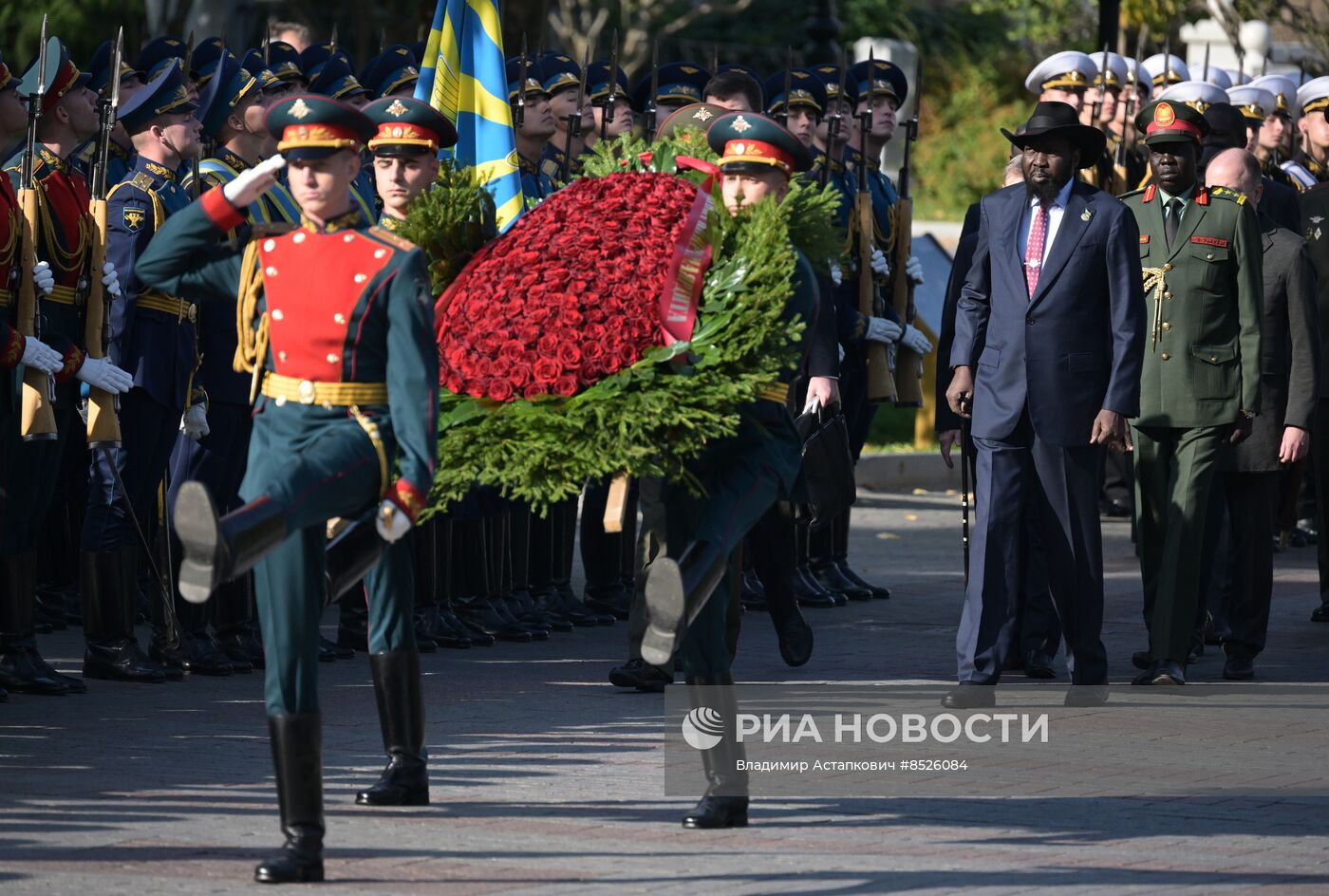 Президент Южного Судана Салва Киир возложил цветы к Могиле Неизвестного Солдата