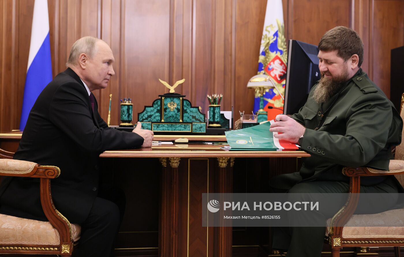 Президент РФ В. Путин провел встречу с главой Чечни Р. Кадыровым