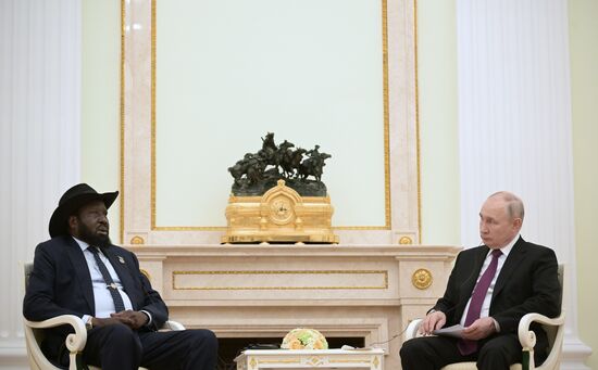 Президент РФ В. Путин провел переговоры с президентом Южного Судана С. Кииром