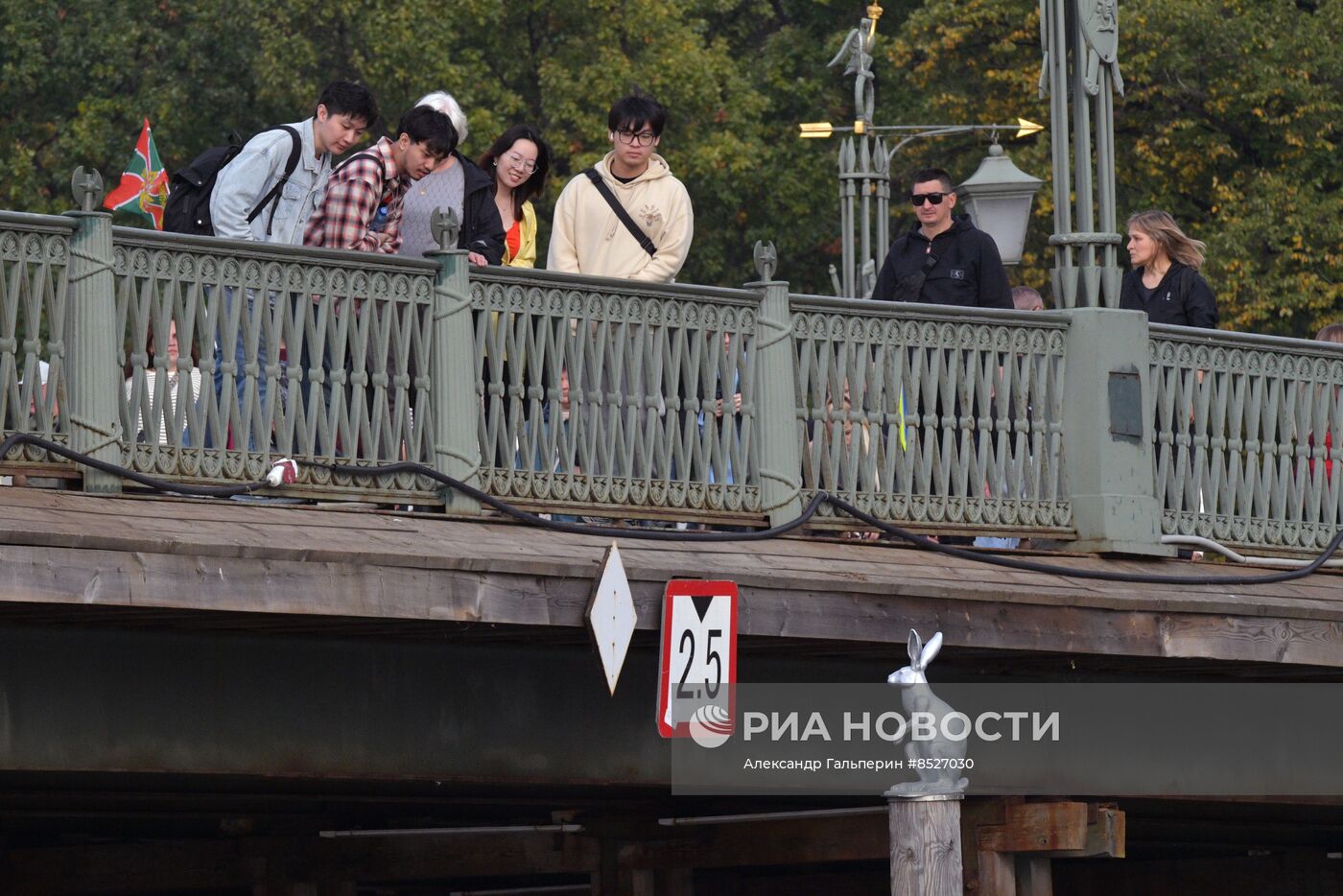 Возвращение памятника зайцу Арсению после реставрации к Петропавловской крепости в Петербурге