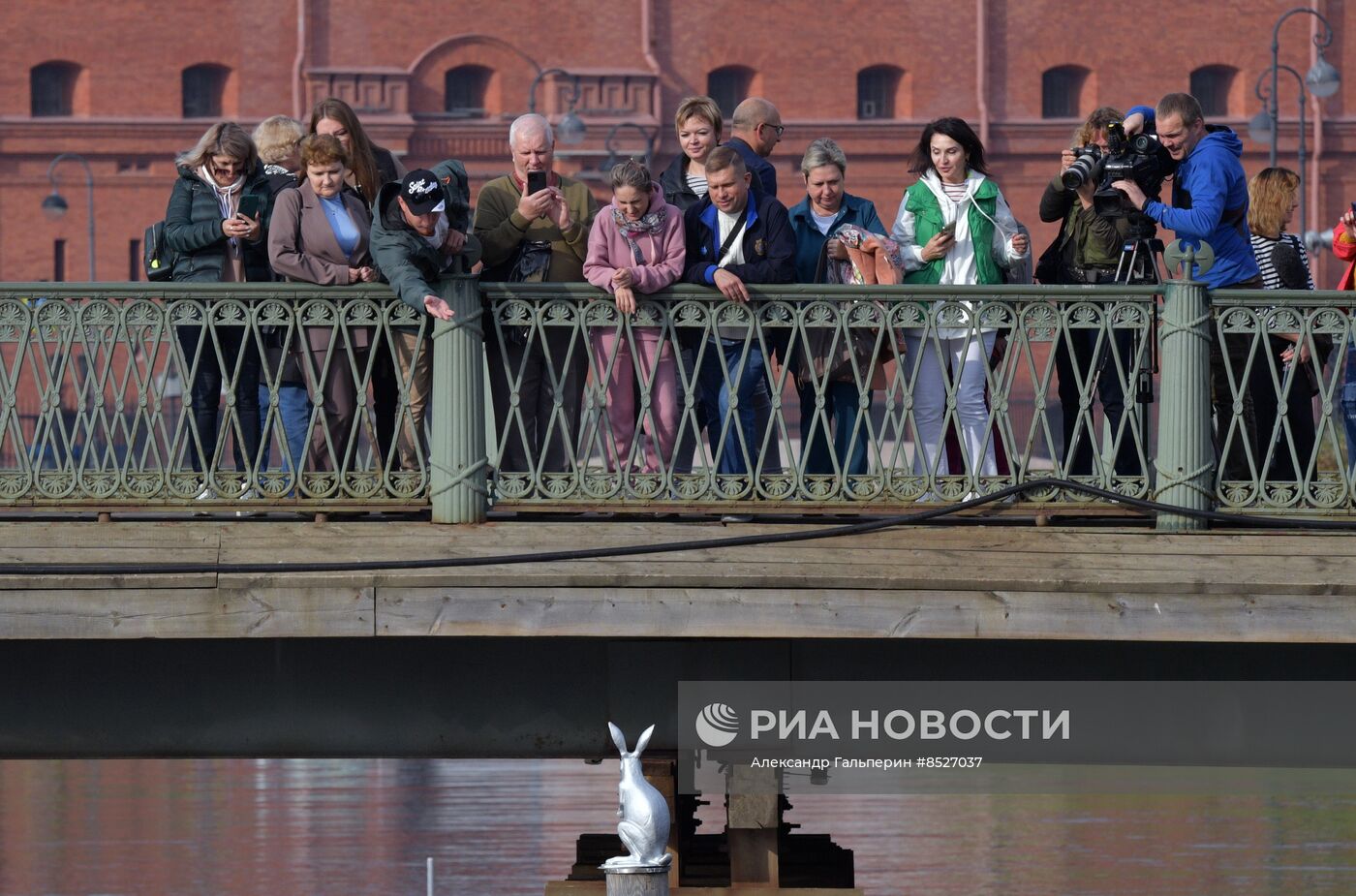 Возвращение памятника зайцу Арсению после реставрации к Петропавловской крепости в Петербурге