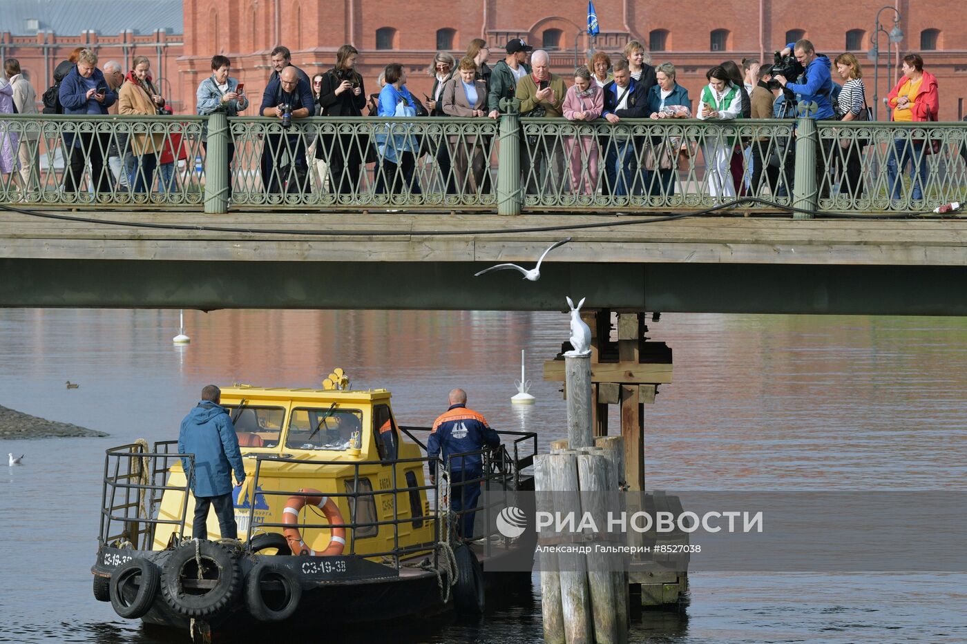 Возвращение памятника зайцу Арсению после реставрации к Петропавловской крепости в Петербурге