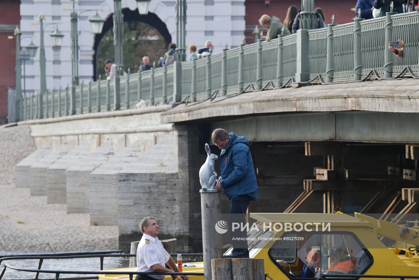 Возвращение памятника зайцу Арсению после реставрации к Петропавловской крепости в Петербурге