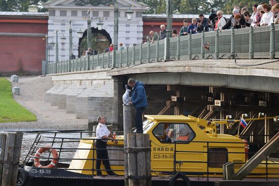 Возвращение памятника зайцу Арсению после реставрации к Петропавловской крепости в Петербурге