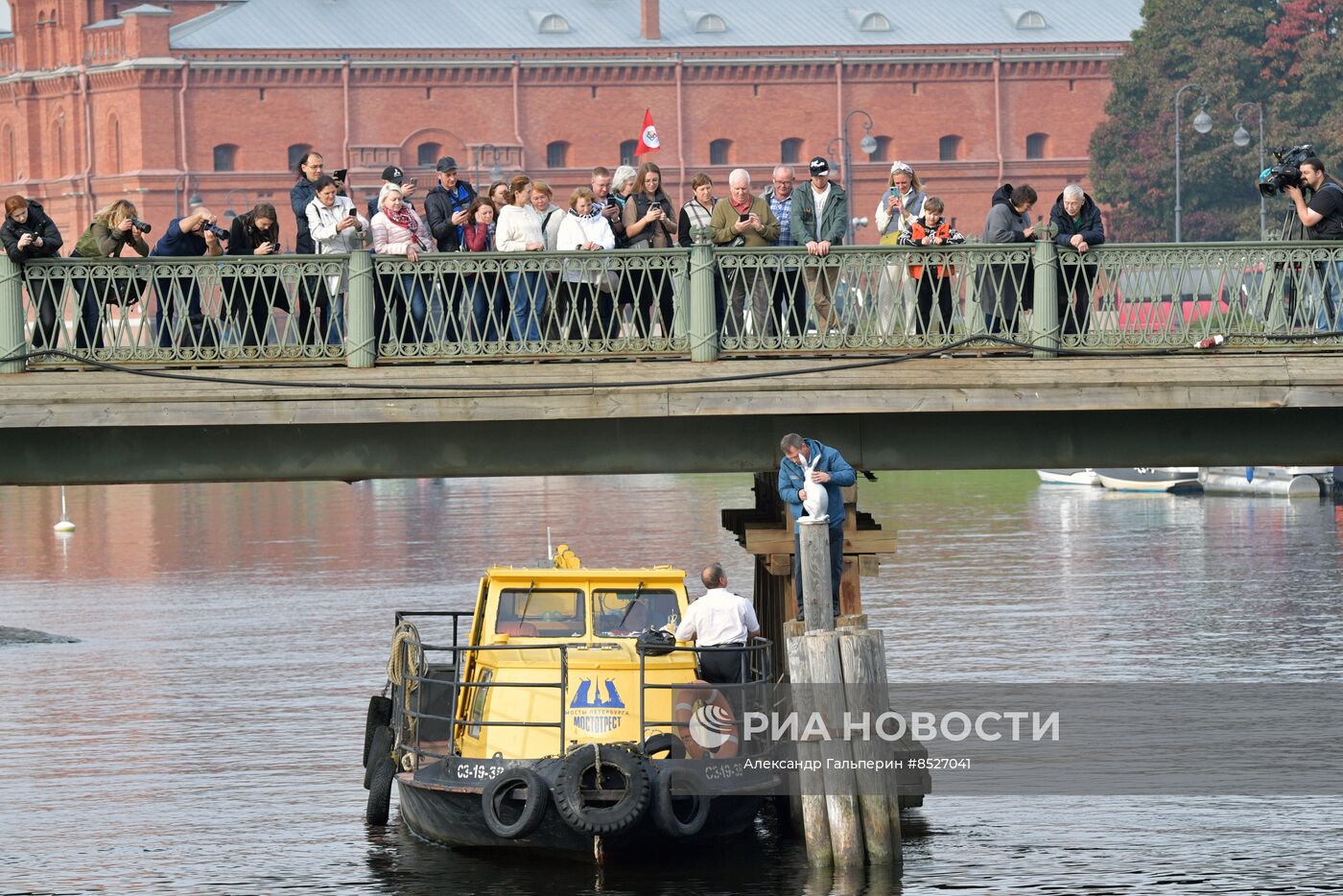 Возвращение памятника зайцу Арсению после реставрации к Петропавловской крепости в Петербурге