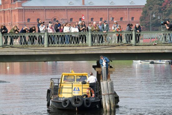 Возвращение памятника зайцу Арсению после реставрации к Петропавловской крепости в Петербурге