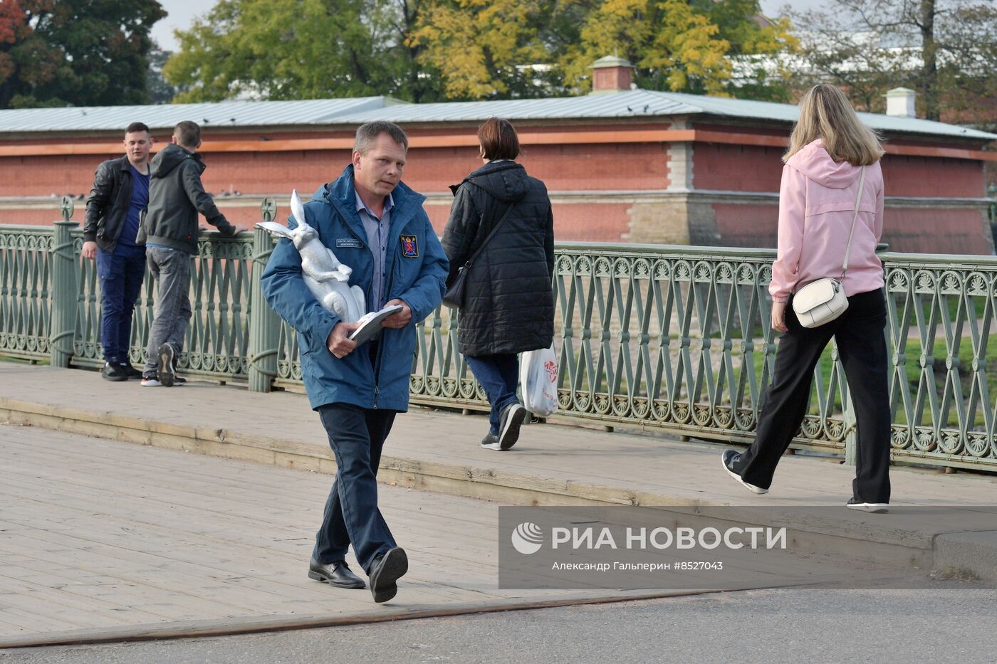 Возвращение памятника зайцу Арсению после реставрации к Петропавловской крепости в Петербурге