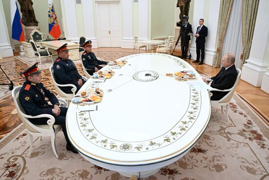 Президент РФ В. Путин встретился с награжденными военными