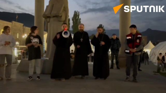В пункте приема вынужденных переселенцев из Нагорного Карабаха в Горисе священники молятся за единство армянского народа