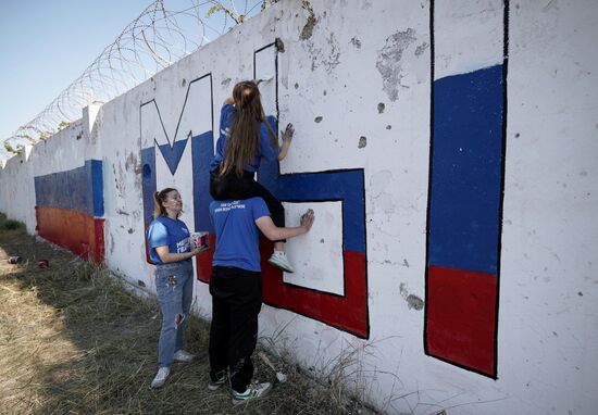 Подготовка к празднованию Дня воссоединения новых регионов с Россией в ДНР
